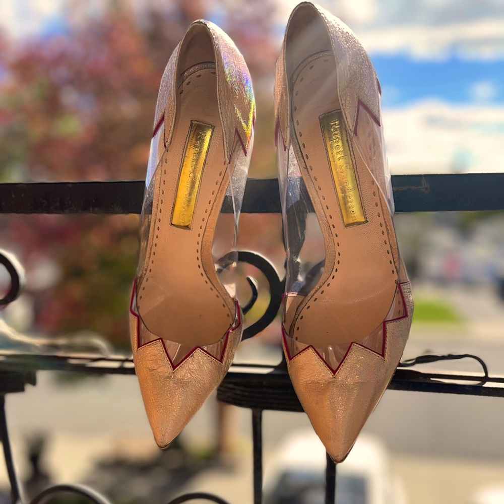 One of a kind pumps
